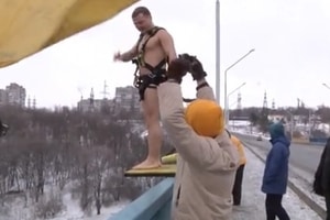 В Запорожье Крещение отметили прыжками с моста (Видео)