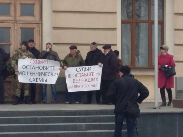 Под стенами запорожской мэрии митинговали обманутые вкладчики "Константы"