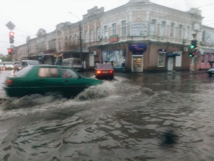 Улицы Мелитополя затопило после дождя (Фото)
