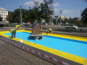 Клумба в виде герба и желто-синий фонтан: бульвар Шевченко готовят к праздникам