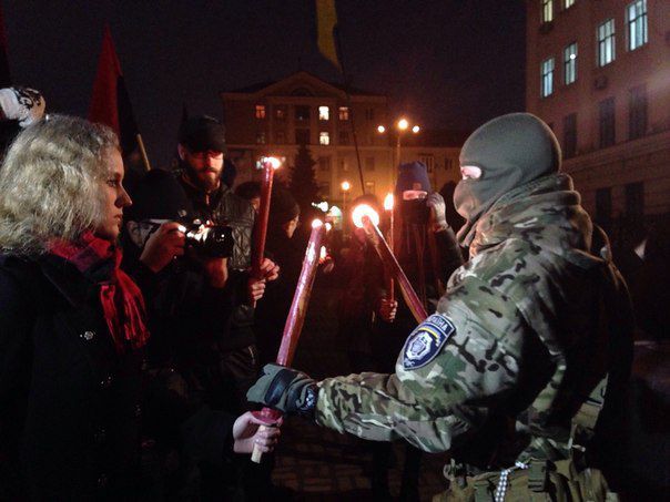 "Крути, Крути, вас не забути" - запорожцы впервые почтили героев факельным шествием (Фото)