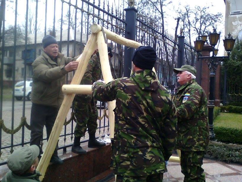 В Запорожье во дворе офиса Евгения Анисимова установили детскую площадку