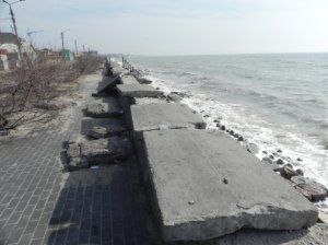 В Бердянске непогода продолжает разрушать дамбу