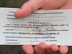 В Мелитополе чиновник убежал от военкома, принесшего повестку (Видео)