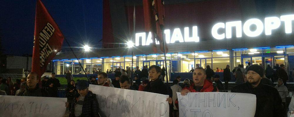 Чей Крым, Винник?: в Запорожье перед концертом певца прошел митинг