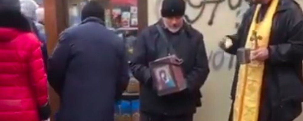 В Мелитополе мошенники в рясах и с кадилом собирали деньги на храм (Видео)