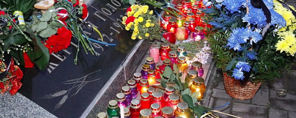 Запорожцы принесли к памятнику жертвам голодоморов хлеб и яблоки (Фото)