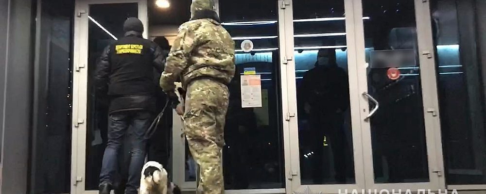Пускали по паролю: в Запорожье, несмотря на карантин, ночью работал лаунж-бар (Видео)