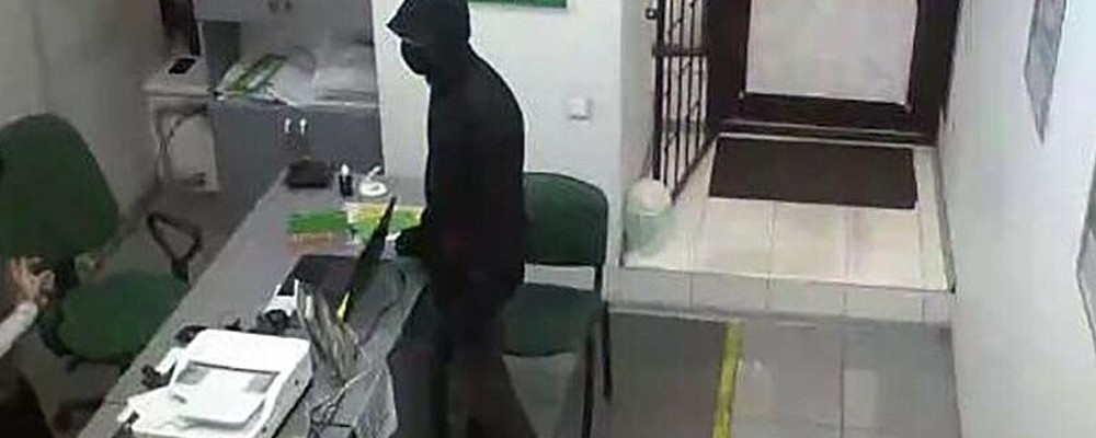 В центре Запорожья мужчина в балаклаве ограбил "Готівочку"
