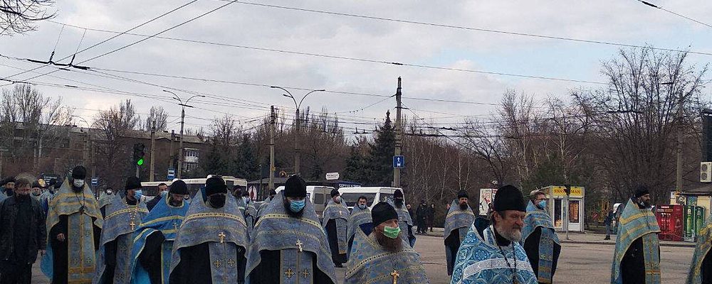 В разгар пандемии московские священники устроили в Запорожье крестный ход
