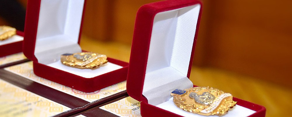 Зеленский наградил званием «Мать-героиня» более 20 запорожанок