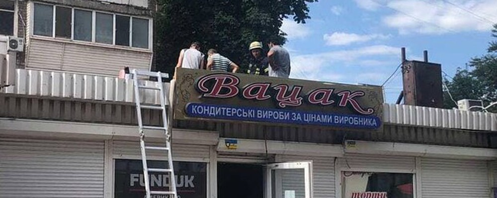 На Кичкасе горящий кондитерский магазин тушили 18 пожарных