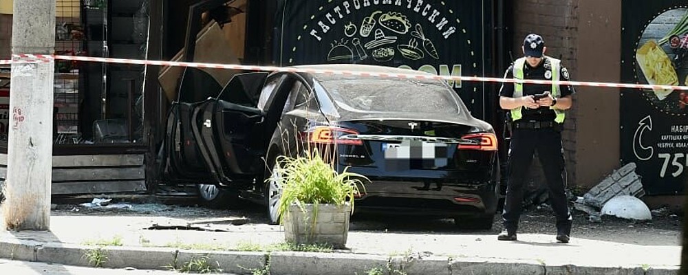 В результате наезда "Теслы" на чебуречную пострадали 6 человек