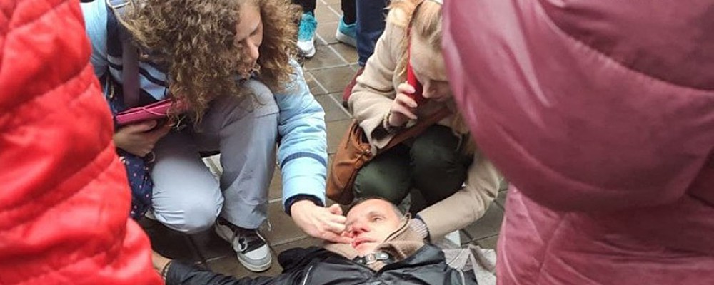 На митинге антивакцинщиков в центре Запорожья серьезно пострадал мужчина (Фото)
