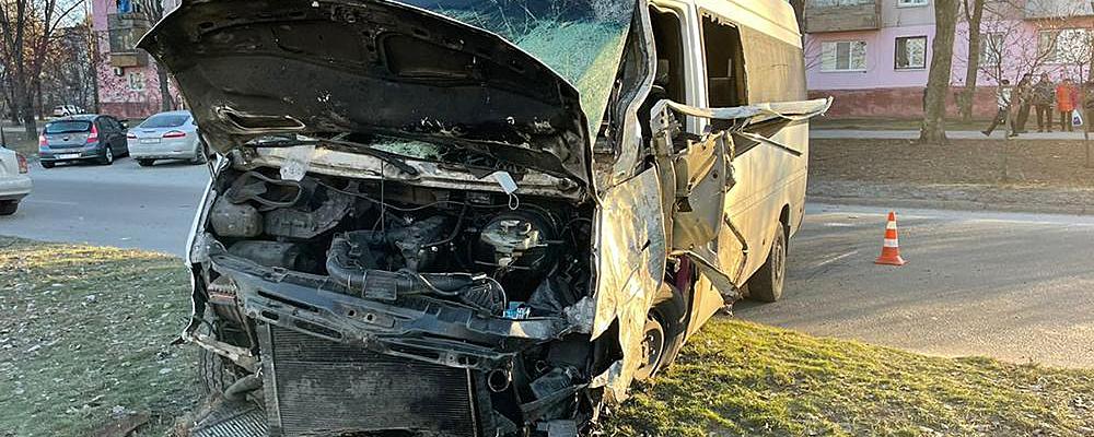 В Запорожье маршрутка врезалась в дерево: четверо пострадавших