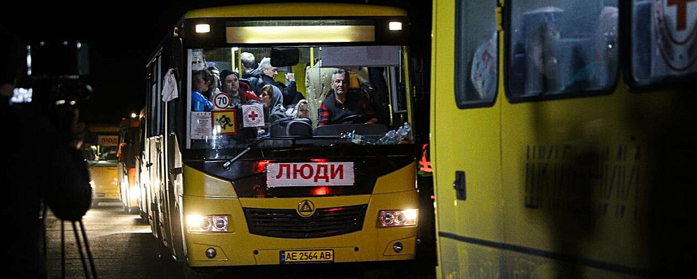 "Боремся за каждого": из Мариуполя в Запорожье прибыли 79 человек