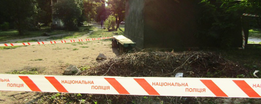 У дворі запорізької багатоповерхівки в руках дитини вибухнув сигнальний патрон